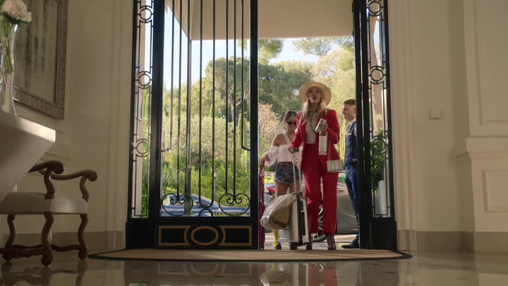 Emily_in_Paris_S02E02_WEBRip_x264-ION10_0932.jpg
