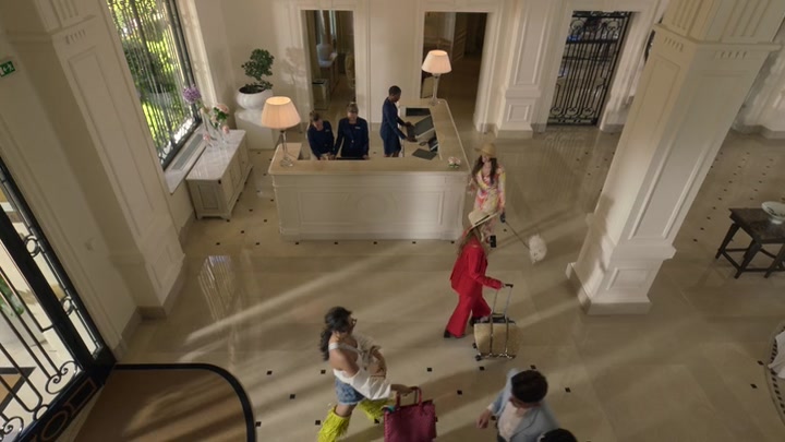 Emily_in_Paris_S02E02_WEBRip_x264-ION10_0937.jpg