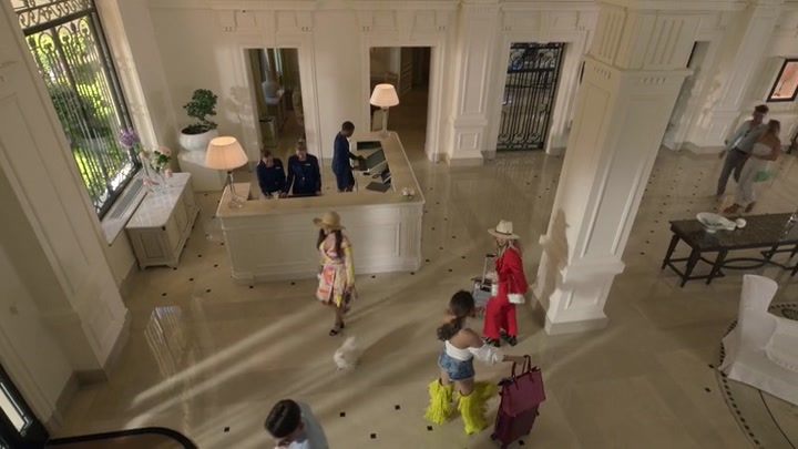 Emily_in_Paris_S02E02_WEBRip_x264-ION10_0940.jpg