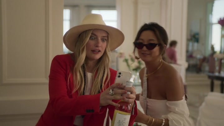Emily_in_Paris_S02E02_WEBRip_x264-ION10_0942.jpg
