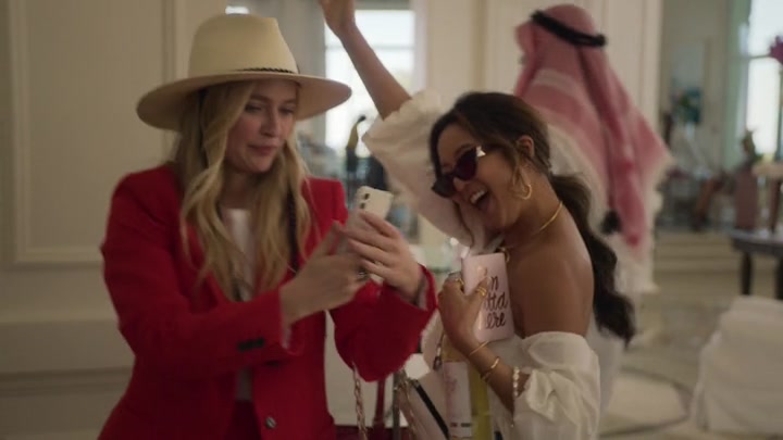 Emily_in_Paris_S02E02_WEBRip_x264-ION10_0951.jpg