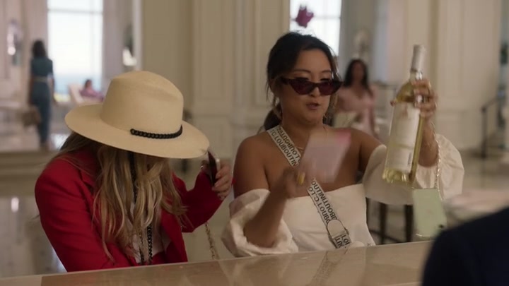 Emily_in_Paris_S02E02_WEBRip_x264-ION10_0964.jpg