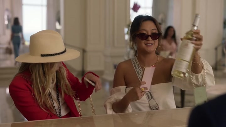Emily_in_Paris_S02E02_WEBRip_x264-ION10_0965.jpg