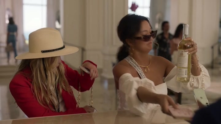 Emily_in_Paris_S02E02_WEBRip_x264-ION10_0966.jpg