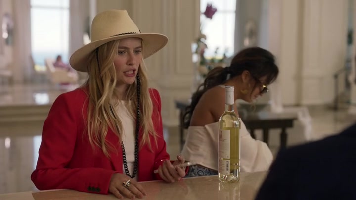 Emily_in_Paris_S02E02_WEBRip_x264-ION10_0972.jpg
