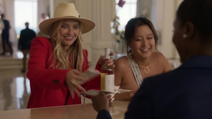 Emily_in_Paris_S02E02_WEBRip_x264-ION10_0981.jpg