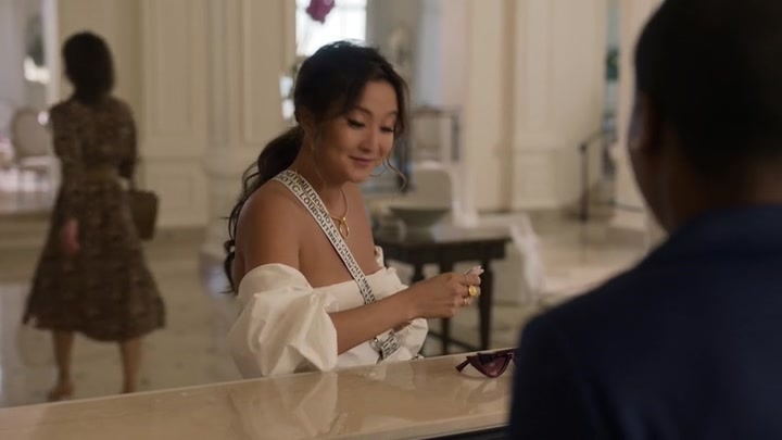 Emily_in_Paris_S02E02_WEBRip_x264-ION10_0992.jpg