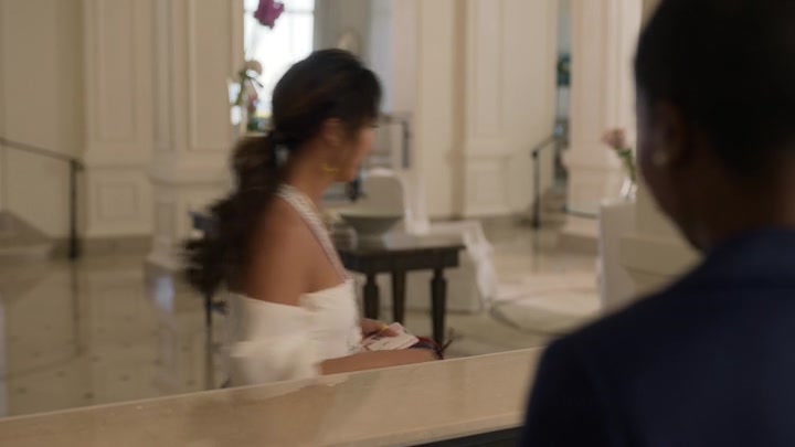 Emily_in_Paris_S02E02_WEBRip_x264-ION10_1020.jpg