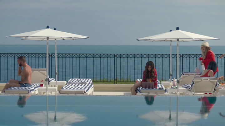 Emily_in_Paris_S02E02_WEBRip_x264-ION10_1033.jpg