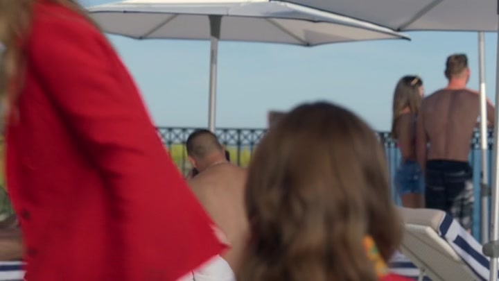 Emily_in_Paris_S02E02_WEBRip_x264-ION10_1048.jpg