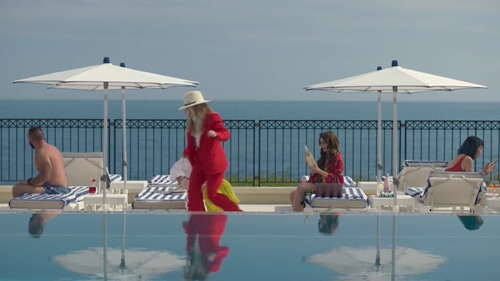 Emily_in_Paris_S02E02_WEBRip_x264-ION10_1049.jpg