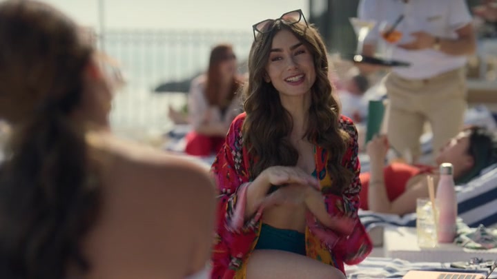 Emily_in_Paris_S02E02_WEBRip_x264-ION10_1105.jpg