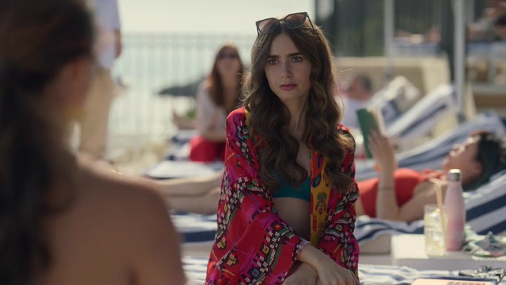 Emily_in_Paris_S02E02_WEBRip_x264-ION10_1121.jpg