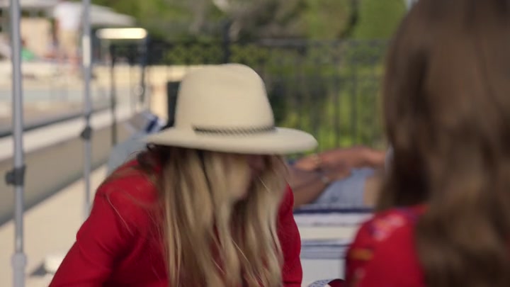 Emily_in_Paris_S02E02_WEBRip_x264-ION10_1122.jpg