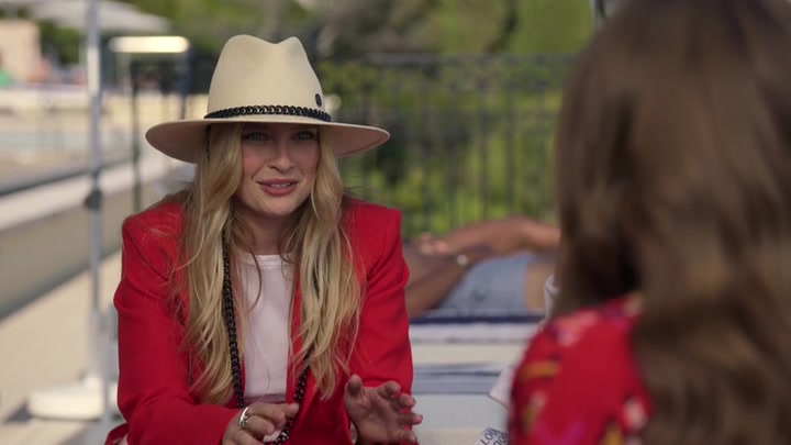 Emily_in_Paris_S02E02_WEBRip_x264-ION10_1158.jpg