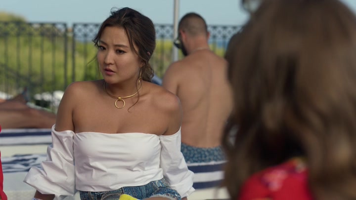 Emily_in_Paris_S02E02_WEBRip_x264-ION10_1160.jpg