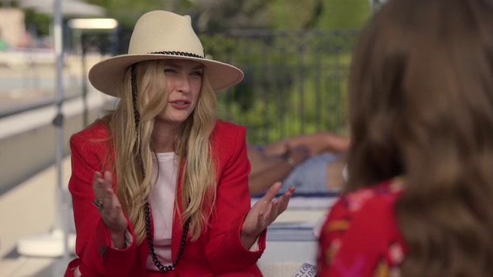 Emily_in_Paris_S02E02_WEBRip_x264-ION10_1162.jpg