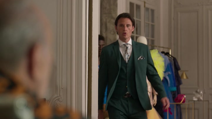 Emily_in_Paris_S02E02_WEBRip_x264-ION10_1204.jpg