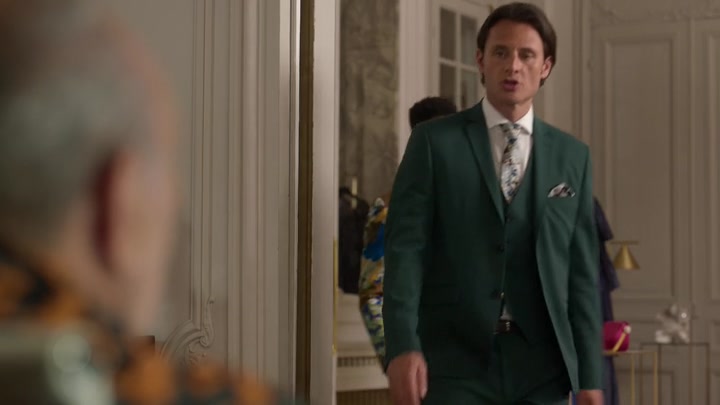 Emily_in_Paris_S02E02_WEBRip_x264-ION10_1205.jpg