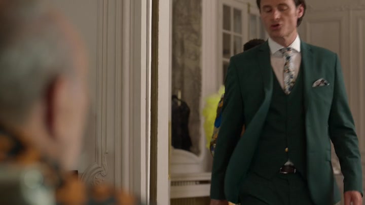 Emily_in_Paris_S02E02_WEBRip_x264-ION10_1206.jpg