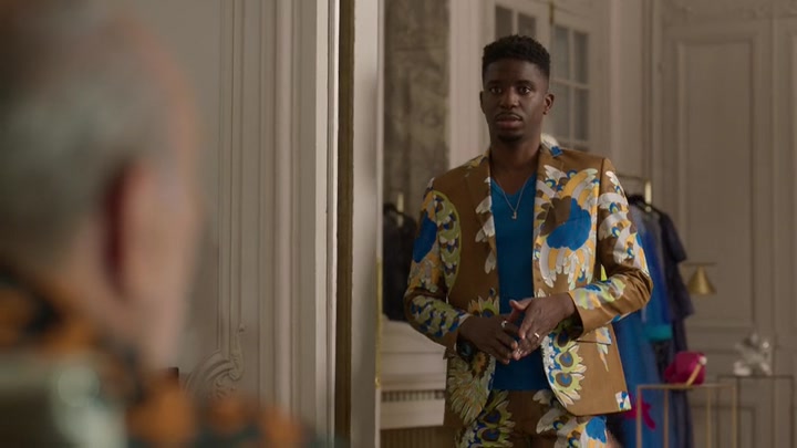 Emily_in_Paris_S02E02_WEBRip_x264-ION10_1209.jpg