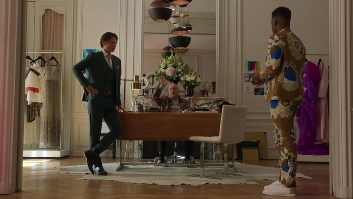 Emily_in_Paris_S02E02_WEBRip_x264-ION10_1212.jpg