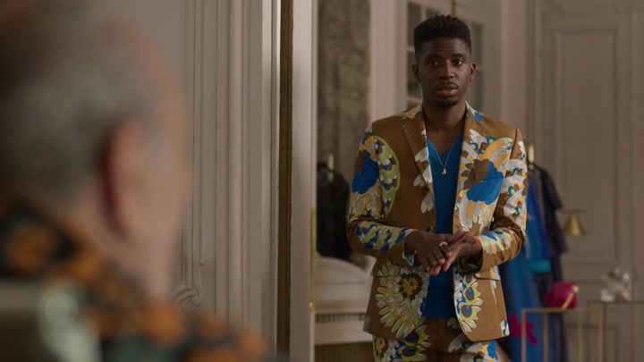 Emily_in_Paris_S02E02_WEBRip_x264-ION10_1222.jpg