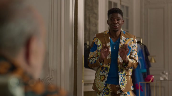 Emily_in_Paris_S02E02_WEBRip_x264-ION10_1232.jpg
