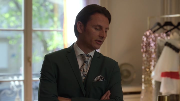 Emily_in_Paris_S02E02_WEBRip_x264-ION10_1269.jpg