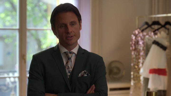 Emily_in_Paris_S02E02_WEBRip_x264-ION10_1277.jpg