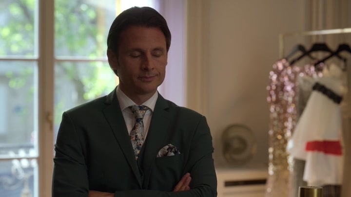 Emily_in_Paris_S02E02_WEBRip_x264-ION10_1289.jpg