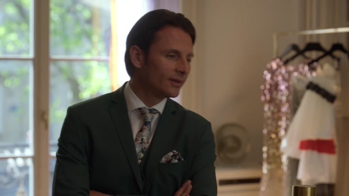 Emily_in_Paris_S02E02_WEBRip_x264-ION10_1291.jpg