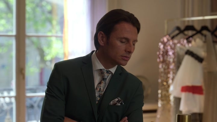 Emily_in_Paris_S02E02_WEBRip_x264-ION10_1292.jpg