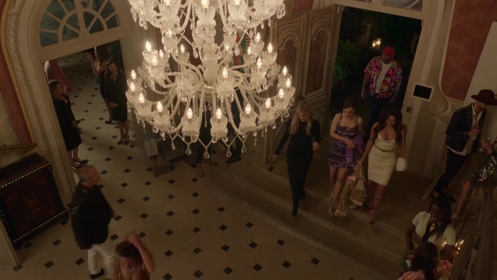 Emily_in_Paris_S02E02_WEBRip_x264-ION10_1365.jpg