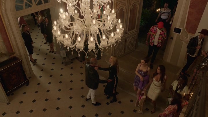 Emily_in_Paris_S02E02_WEBRip_x264-ION10_1368.jpg