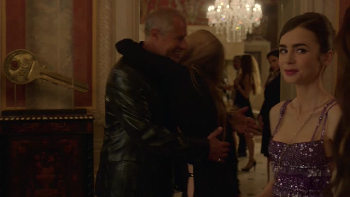 Emily_in_Paris_S02E02_WEBRip_x264-ION10_1369.jpg