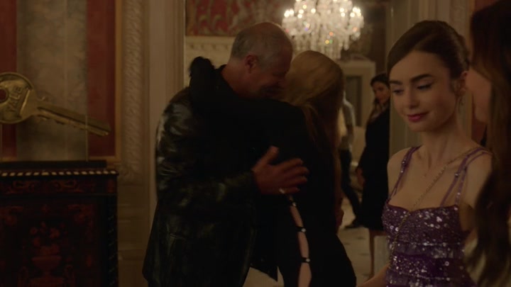Emily_in_Paris_S02E02_WEBRip_x264-ION10_1371.jpg