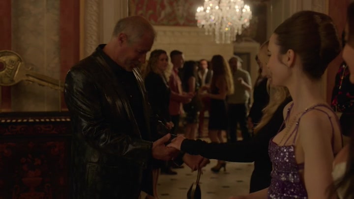 Emily_in_Paris_S02E02_WEBRip_x264-ION10_1373.jpg