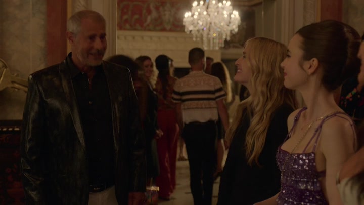 Emily_in_Paris_S02E02_WEBRip_x264-ION10_1381.jpg