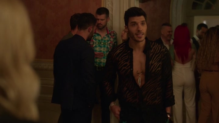Emily_in_Paris_S02E02_WEBRip_x264-ION10_1402.jpg
