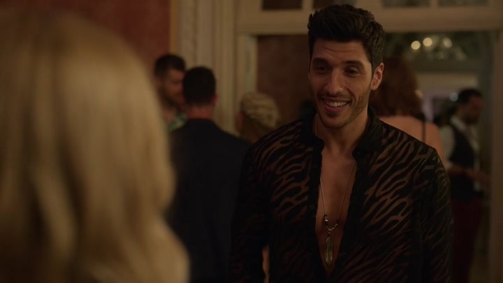 Emily_in_Paris_S02E02_WEBRip_x264-ION10_1414.jpg