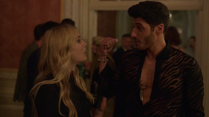 Emily_in_Paris_S02E02_WEBRip_x264-ION10_1421.jpg