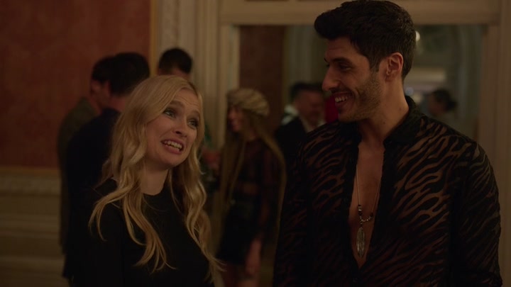 Emily_in_Paris_S02E02_WEBRip_x264-ION10_1429.jpg