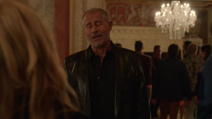 Emily_in_Paris_S02E02_WEBRip_x264-ION10_1431.jpg