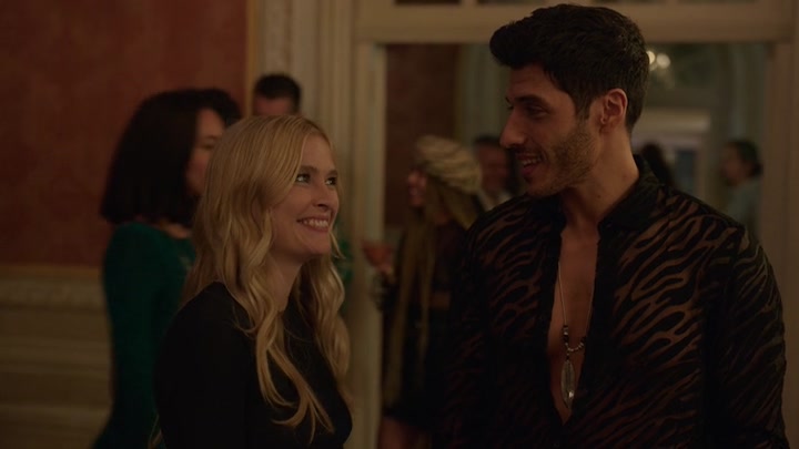 Emily_in_Paris_S02E02_WEBRip_x264-ION10_1436.jpg