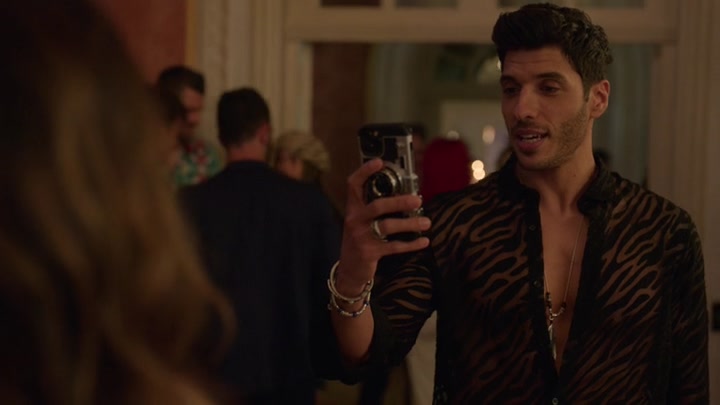 Emily_in_Paris_S02E02_WEBRip_x264-ION10_1462.jpg