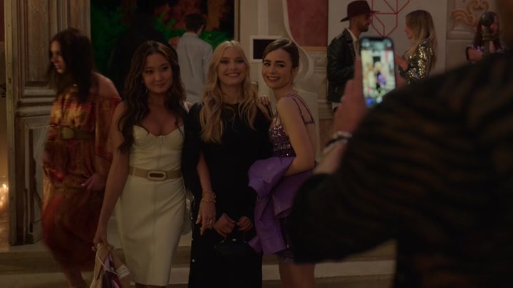 Emily_in_Paris_S02E02_WEBRip_x264-ION10_1466.jpg