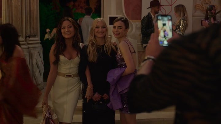 Emily_in_Paris_S02E02_WEBRip_x264-ION10_1467.jpg