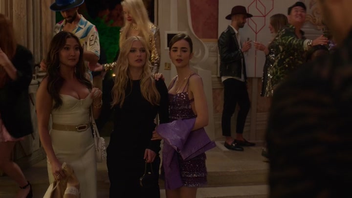 Emily_in_Paris_S02E02_WEBRip_x264-ION10_1478.jpg