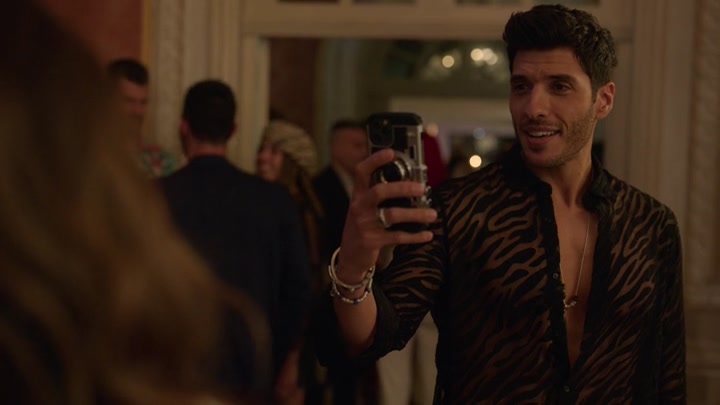 Emily_in_Paris_S02E02_WEBRip_x264-ION10_1481.jpg